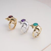 Bague Dauphin Chrétienne en Laiton avec Pierre Précieuse Moku Jewellery, Amazonite Verte Sertie en Bezel, Plaqué Or 18K, Réglable, Glamour, Inspirée de l'Océan