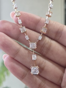 Collier Princesse en Diamant Taille Émeraude 7,77 carats Or Blanc 14 carats Sertissage Clos Géométrique Moderne Luxe pour Femme - Product Image 2