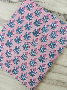 Magnifique tissu en coton floral 100% écologique imprimé à la main rose 120 g/m² côtelé pour vêtements, chemises et sacs - Product Image 3