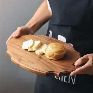 Planche à découper rustique en bois avec poignée, idéale pour servir du fromage, du pain et des en-cas lors de réunions et pour la préparation culinaire. - Product Image 2