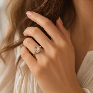 Bague de fiançailles en or massif 10K 14K 18K avec diamant de laboratoire taille coussin et sertissage clos, couleur DEF, clarté VS VVS, certifiée IGI, vente en gros - Product Image 5
