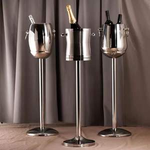 Seau à glace de luxe en verre avec couvercle et pinces en laiton, finition brossée, ajoute une touche de teinte chaude et riche, rehaussant le design du seau de haute qualité. - Product Image 4