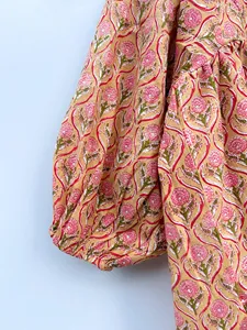 Robe mini décontractée d'été élégante en coton champagne à imprimé floral fait main, manches bouffantes, coupe ample bohème, col noué - Product Image 3