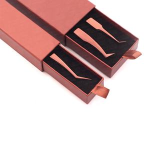 Boîte de rangement pour pinces à cils avec base en velours et poignée élastique pour une prise confortable - Product Image 3