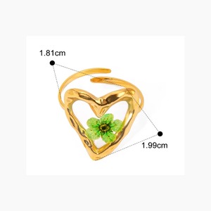 Anneau de serviette en résine avec fleurs véritables et design artistique transparent pour la décoration de table et peut être utilisé comme bijou pour femme - Product Image 4