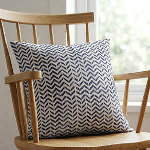 Housse de coussin décorative bleue à motif chevron imprimé à la main, 20 × 20 pouces, pour un accent décoratif contemporain - Product Image 2