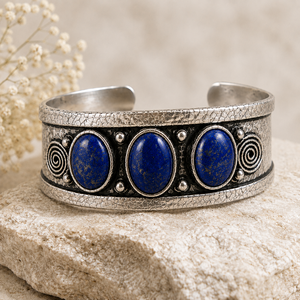 Brazalete Ovalado Unisex de Latón Chapado en Oro/Plata con Tres Piedras de Lapislázuli Estilo Vintage Hecho a Mano de Blue Empire - Product Image 5