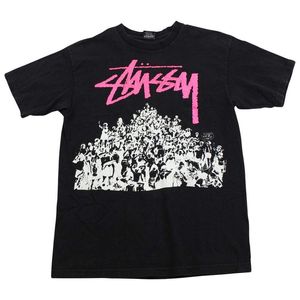 Camiseta de manga corta negra para hombre Stussy con logo rosa y estampado de multitudes en blanco, estilo streetwear, cuello redondo, jersey oversize de algodón pesado, estampado digital. - Product Image 1