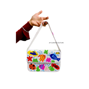 Sacs à bandoulière perlés faits à la main avec des motifs de nœuds tendance, couleurs personnalisables et détails sur mesure - Product Image 5