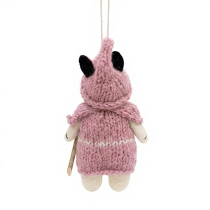 Poupée de chat en laine tricotée traditionnelle, faite à la main, écologique, avec pull rose à capuche, décoration murale de Noël en forme de sucette et d'animal de dessin animé - Product Image 4