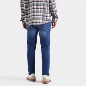 Jean en denim pour homme coupe classique, délavage clair, avec un look vintage, fermeture à boutons robuste et jambe droite confortable. - Product Image 5