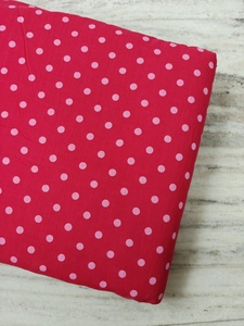 Tissu en coton biologique fait main, imprimé à la main à Jaipur Sanganeri, rouge vif avec motif classique à pois blancs. - Product Image 1
