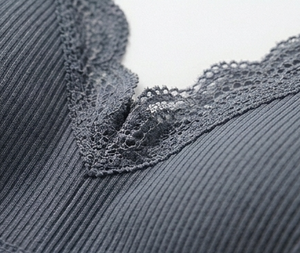 Conjunto de sujetador sin aros con ribete de encaje gris y bragas hipster sin costuras de cintura media, ropa interior de punto de elastano y poliéster - Product Image 6