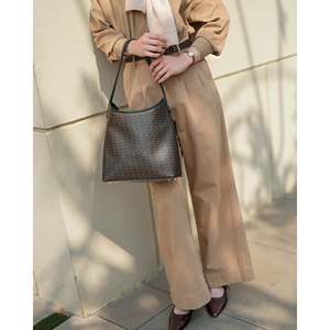 Sac de plage hobo en cuir zippé pour femme - Style minimaliste et luxueux - Product Image 4