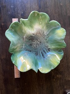 Bol à fleurs en résine verte fait main, centre de table en pétales, décoration irisée pour la maison - Product Image 3