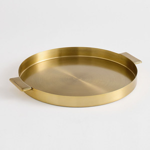 Plateau de service rond élégant doré avec finition brossée, rebord surélevé et poignées contemporaines élégantes pour la décoration des maisons modernes - Product Image 1