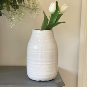 Jarrón de Cerámica Beige Refinado con Perfil Delgado y Alto, Acabado Mate Suave y Acento Sofisticado para Espacios Modernos - Product Image 4