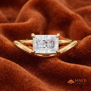 Anillo de compromiso solitario radiante de oro amarillo de 14 quilates con diseño de espiga (chevron) – Anillo clásico de oro solitario radiante de estilo oriental-occidental - Product Image 1