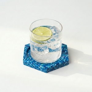 Sous-verre hexagonal moderne en plastique PE écologique, protection thermique, réutilisable, durable, léger, lavable, diamètre 10 cm pour - Product Image 4