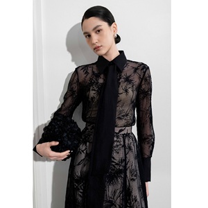 Nuevas Prendas de Moda: Blusa para Mujer ODM HAUTE LACE TOP FLORAL MESH LACE, Camisa Elegante de Corte Ajustado para Mujer, WhiteAnt - Product Image 3