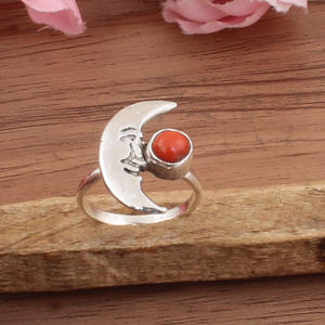 Bague en argent sterling 925 sculptée à la main avec visage de lune en corail rouge naturel, bijou vintage céleste pour mariage, unique, motif Homme dans la Lune - Product Image 2