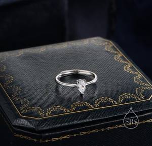 Anillo de Compromiso CZ Droplet en Plata de Ley, Corte Pera de 4x6mm con Engaste de Garras, Anillo de Lujo Ajustable - Product Image 1