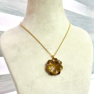 Collier pendentif fleur œil de tigre naturel pour femme, pendentif floral en pierre précieuse œil de tigre sculpté à la main, fait main, vente en gros - Product Image 3