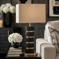 Lampe de table d'appoint en marbre design avec finition dorée luxueuse, forme linéaire épurée et beauté décorative moderne