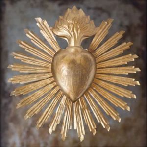 Plaque murale artisanale en laiton antique, motif Cœur Sacré et soleil flamboyant, décoration religieuse catholique vintage en métal pour la maison - Product Image 1