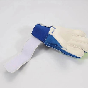 ถุงมือผู้รักษาประตูฟุตบอลแบบสั่งทำพิเศษ สีน้ำเงินและสีดำ ลายนูนเยอรมัน ทำจากยางลาเท็กซ์เยอรมัน หนา 4 มม. สายรัดยางลาเท็กซ์เยอรมันแบบ Negative Cut - Product Image 3