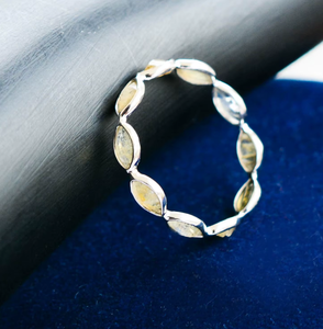 Anillo de Labradorita con Patrón de Eternidad de Primera Calidad en Plata de Ley 925, Anillo que Representa Pura Sofisticación - Product Image 1