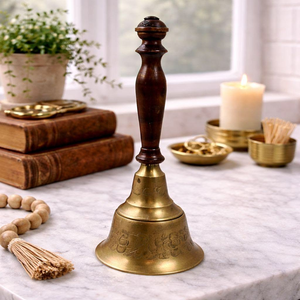 Cloche à main classique en laiton poli avec une poignée en bois lisse ergonomique, disponible à prix de gros. - Product Image 1