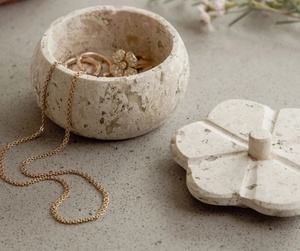 Boîte à bijoux emblématique en travertin avec couvercle à motif floral, offrant une texture naturelle, un rangement sécurisé et une élégance intemporelle - Product Image 1