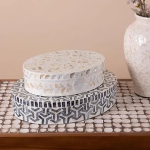 Boîte à bijoux ovale gravée en bois écologique faite à la main avec nacre, design moderne personnalisé, boîte de rangement décorative - Product Image 1