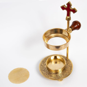 Quemador de Incienso de Latón Hecho a Mano con Cruz Roja y Perilla de Madera de Sándalo, Uso Religioso, Decoración de Mesa con Acabado Dorado para Todas las Estaciones - Product Image 1