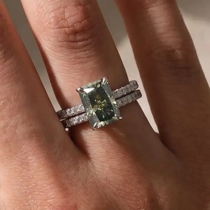 Anillo de Compromiso con Moissanita Chapado en Oro 925 de 3.5 Quilates, Corte Radiante Verde, Halo Oculto, Media Eternidad, para Mujer, Certificado IGI - Product Image 5