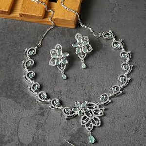 Ensemble collier et boucles d'oreilles en alliage plaqué argent, design floral, cristaux en strass, bijoux de mariage pour femmes, style romantique - Product Image 5
