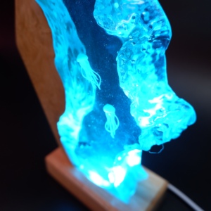 Lampe en résine époxy LED colorée en forme de méduse, lumière de nuit à thème océanique, design côtier, fabriquée au Vietnam - Product Image 3