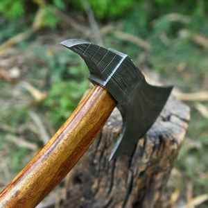 BA Enterprises Hache Viking en Acier Damas Faite à la Main, Forgée, Tactique, Type Tomahawk, Lame Courbée Industrielle de 4 3/4 pouces, Manche en Bois - Product Image 6