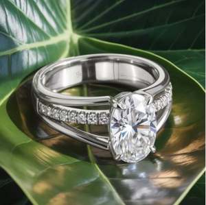 Anillo de Compromiso Minimalista Ovalado con Moissanita, Plata de Ley Chapada en Oro, Anillo de Boda con Engaste de Garras - Product Image 1