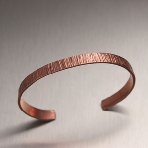 กำไลทองแดงสลักลายนูนที่ไม่เหมือนใครกำไลข้อมือผิวด้านลายทางสถาปัตยกรรม - Product Image 1