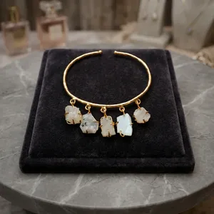 Bracelet manchette tendance vintage plaqué or 18 carats avec breloques en pierre de quartz, style bohème, bijoux de mariage unisexe, bracelet en laiton - Product Image 3