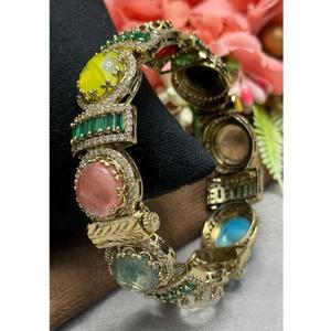 Bracelet en or de qualité supérieure avec finition or, serti de moissanite Kundan, idéal pour les mariages, les fiançailles et les soirées, pour femmes. - Product Image 2