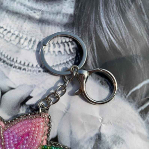 Llavero Clásico con Cuentas y Flores de Lirio, Bordado a Mano, Ecológico, Personalizable, Accesorio para Bolso, por MULTI CRAFT - Product Image 4