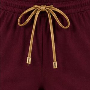 Conjunto de dos piezas de shorts para mujer en burdeos y dorado, top con cuello cuadrado y botones, estampado de Piano Girl, ribete en contraste, informal, de algodón, para verano. - Product Image 6