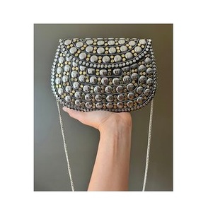 Bolso de Mano Metálico Moderno de Lujo con Flecos y Correa Individual para Mujer - Precio al por Mayor desde India, Correa de Cadena, Estilo Bohemio, Hecho a Mano - Product Image 2