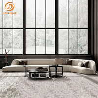 Canapé blanc moderne de luxe avec une silhouette longue en forme de ruban/arc et des lignes minimalistes et épurées, canapé de salon haut de gamme