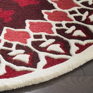 Tapis artisanal rouge, design naturel et organique, forme arrondie, antidérapant, adapté aux animaux domestiques, à poils longs, pour salon, chambre et décoration intérieure. - Product Image 2
