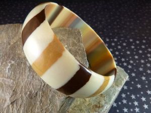 Bracelet manchette tendance pour femme, large, géométrique, classique, de mariage, à rayures rouges, noires et blanches, en résine acrylique et lucite, avec sertissage clos - Product Image 2