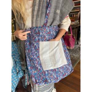 Sac fourre-tout vintage Kantha fait main bleu Liberty avec broderie et fermeture éclair, doublure en coton pour un usage quotidien en été et en hiver - Product Image 2